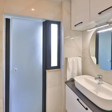 Hadrian Kapali Havuzlu Ve Saunali Apartament